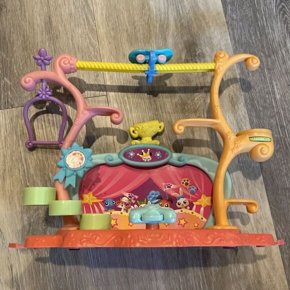 Authentic Hasbro Littlest Pet Shop Tricks N’ Talents Playset 2006 - Picture 1 of 6